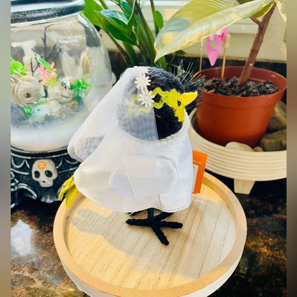 Target Halloween Bird Hyde & Eek “Freda” Featherly Friend Bride of Frankenstein